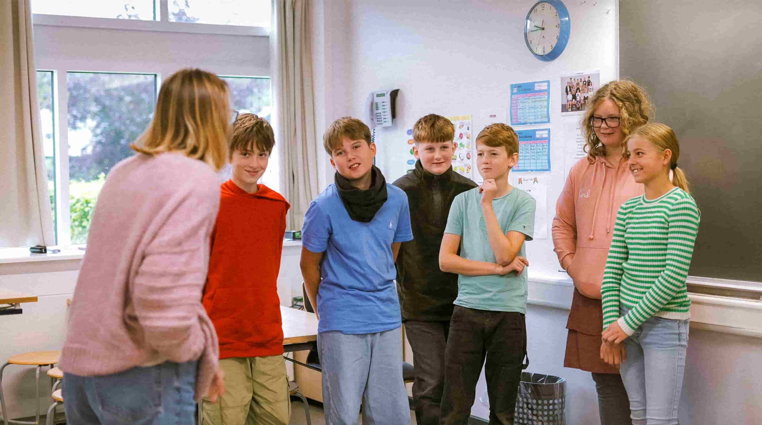 Mette Nordahl underviser elever i PAF i skolen